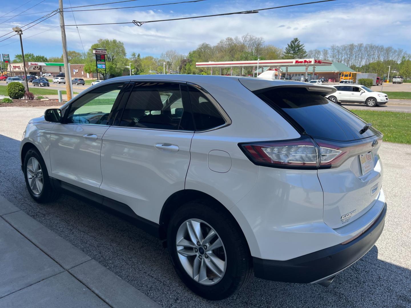 2015 Oxford White Ford Edge SEL FWD (2FMTK3J91FB) with an 2.0L L4 DOHC 16V engine, 6-Speed Automatic transmission, located at 1633 W Kimberly, Davenport, IA, 52806, (563) 323-5341, 41.559456, -90.598732 - Photo#3